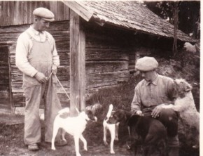 Farfar, Anders till vänster håller i Blixt och hans kullbror som köptes av en av pappas vänner. Pappa sitter till höger och har de äldre hundarna